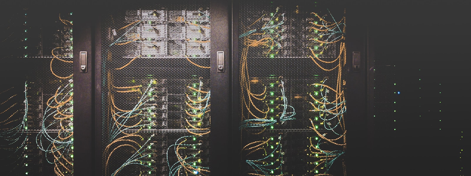 DORA und die LEI-Nummer: für wen und wann relevant? Serverraum mit bunten Netzwerkkabeln — DORA und die LEI-Nummer für IKT-Dienstleister
