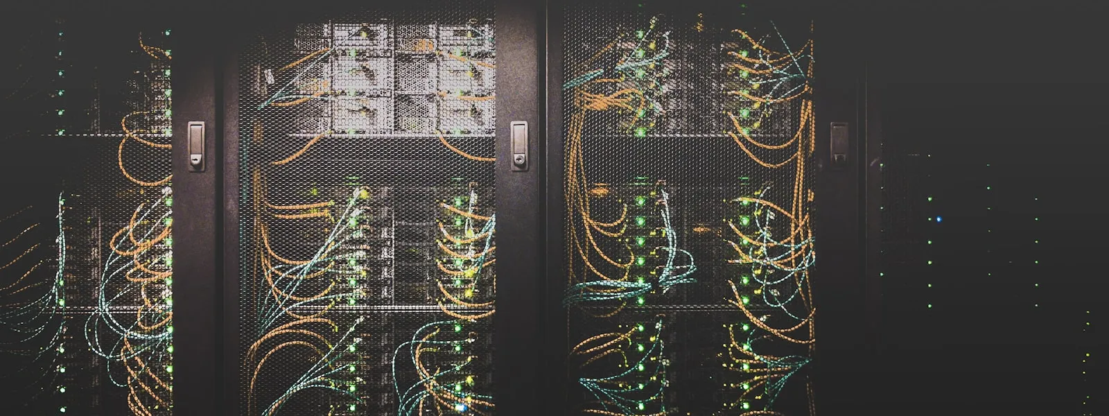 Serverraum mit bunten Netzwerkkabeln — DORA und die LEI-Nummer für IKT-Dienstleister